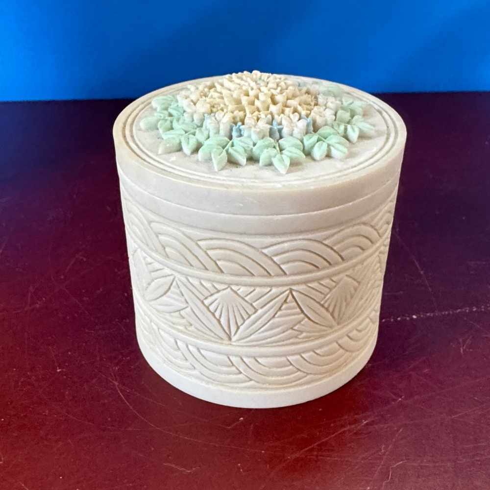 3/$30
Alby Crafts Floral Decorated cream/tan Ceramic Jewelry Box With Lid